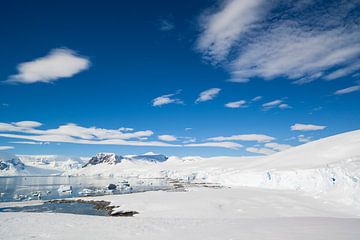 Berglandschap op Antarctica van Hillebrand Breuker