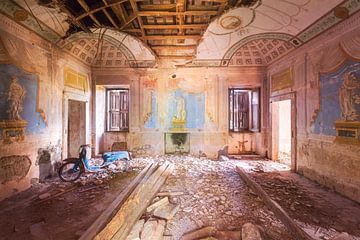 Old Vespa. by Roman Robroek - Photos of Abandoned Buildings