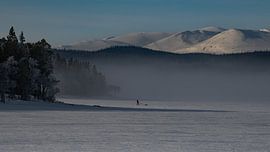 Pêche sur glace avec la Pulka sur le lac Ottsjon en Suède sur Bart Cox