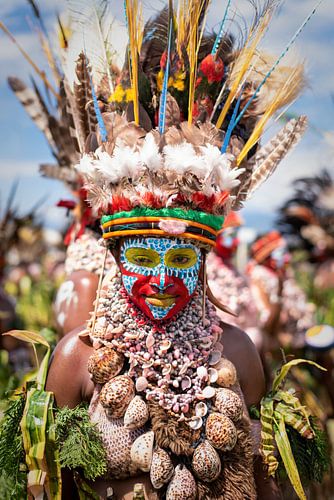 Vrouw van lokale stam in Papua New Guinea | Portretfotografie fotografie portret vrouw kleur art van Milene van Arendonk
