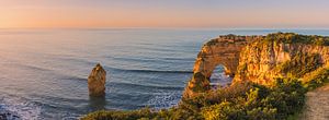 Panorama und Sonnenaufgang am Praia da Marinha an der Algarve, Portugal
