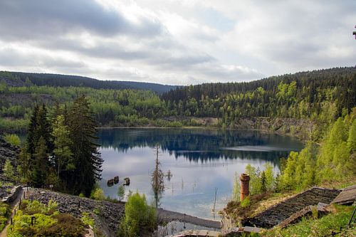Stilte op het blauwe meer van Lehesten
