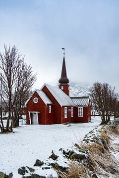 Kleine rote Kirche in Norwegen von Aimee Doornbos