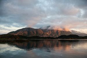 Reflet des montagnes norvégiennes sur Ellis Peeters