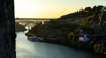 Zonsopkomst vanaf de Ponte Luis I in Porto