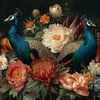 Twee pauwen tussen weelderige bloemen in een klassiek romantisch stilleven van But First Framing