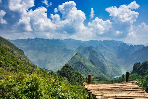 Rivière à travers les montagnes