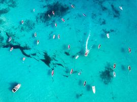 Clear ocean with boats by Martijn Kort
