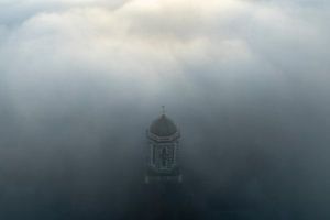Peperbus-Kirchturm in Zwolle über dem Nebel