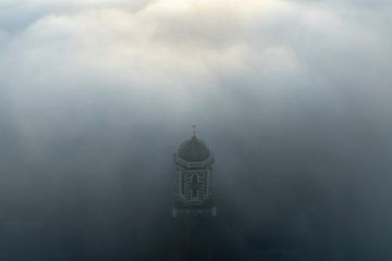 Peperbuskerktoren in Zwolle boven de mist