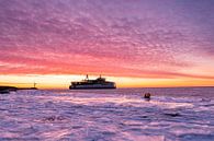 Das erste Boot fährt unter einem wunderschön gefärbten Himmel ab von Marjolein van Roosmalen Miniaturansicht