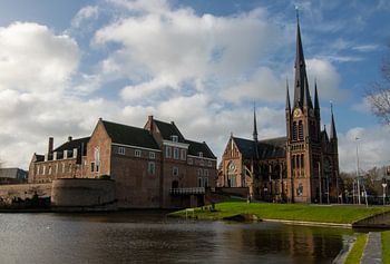 Bonaventurakerk met het Kasteel aan de singel in het centrum van de stad Woerden