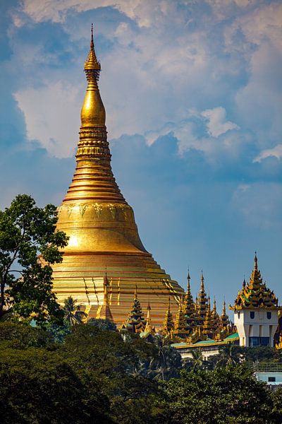 Die Shwedagon Pagode in Rangoon Myanmar von Roland Brack