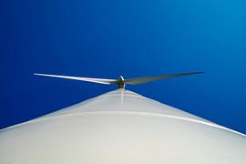 Kikvorsperspectief van propeller van windturbine tegen strak blauwe lucht. von Sven Van Santvliet