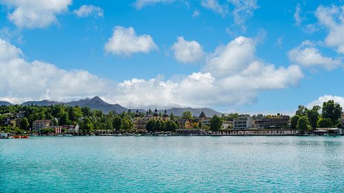 Uitzicht op de promenade in Velden aan het prachtige Woerthersee meer