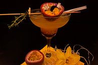 Prosecco mit Cassis-Sirup und frischer Passionsfrucht. von Babetts Bildergalerie Miniaturansicht