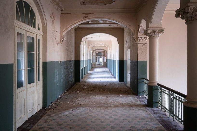 Verlassener geisterhafter Korridor. von Roman Robroek