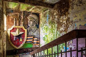 Mosaïque militaire soviétique en ruine