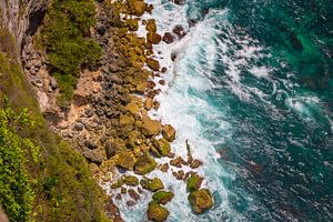 Golven die op de kust van Nusa Penida kapotslaan - Indonesie van Michiel Ton