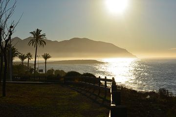 brouillard sur la mer au lever du soleil. sur Bella Luna Fotografie