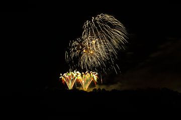 Exploderend vuurwerk met heldere lichten in donkere nacht vieren van adventure-photos