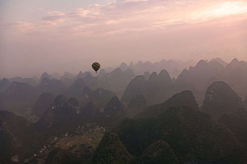 Ballon au-dessus des montagnes karstiques du sud de la Chine par Joop Luimes