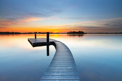 Landschapsfoto van een zonsondergang op een kalme avond in mei boven het Paterswoldsemeer