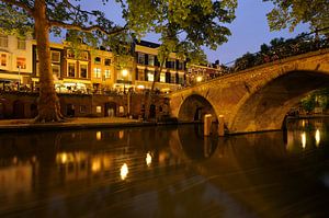 Oudegracht in Utrecht met Weesbrug van Donker Utrecht