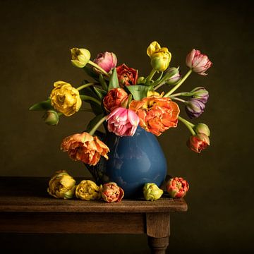 Tulpenfeest in blauwe vaas van Mariska Vereijken