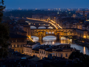Nacht Skyline von Florenz mit der berühmten Ponte Vecchio