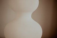 Stilleven met zandkleurige bubbel vaas