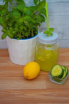 Komkommer appel vlierbessen limonade in een glas