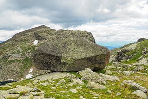 Hochalpine Bergseen und beeindruckende Gipfelkulisse in der ursprünglichen Natur der Meraner Seeplatte in Südtirol.