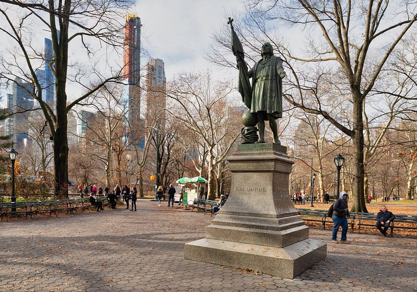 Statue de Christophe Colomb (par Jeronimo Suol) dans Central Park, New York, vue de jour avec arbres par Mohamed Abdelrazek