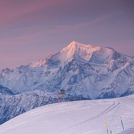 Alpenglans tijdens zonsopgang in de winter op de Walliser Matterhorn op de Fiescheralp. van Martin Steiner