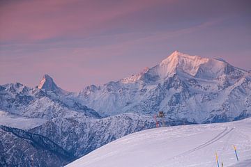 Alpenglans tijdens zonsopgang in de winter op de Walliser Matterhorn op de Fiescheralp. van Martin Steiner