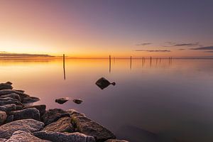 Lever de soleil froid et coloré sur le Markermeer près de Hoorn