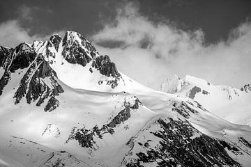 Besneeuwde bergen in het Knuttental, Rein in Taufers, Zuid-Tirol van Christian Müringer