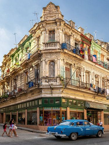 Oude villa met klassieke auto Havana, Cuba