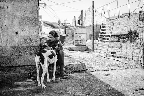 Arm kind met hond in Sal Kaapverdie afrika