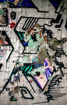 Abstrakte Graffiti auf Abblätternder Wand – Mint, Rosa & Violett