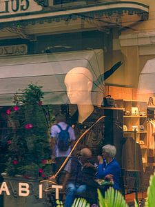 store window of Como
