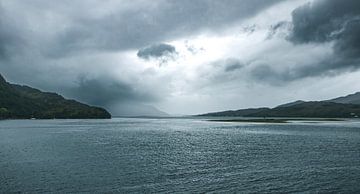 Panorama idylle bij kasteel Eilean Donan in Schotland. Highlander kasteel in de Hooglanden. van Jakob Baranowski - Photography - Video - Photoshop