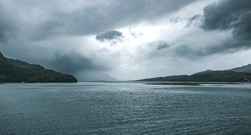 Panorama idylle bij kasteel Eilean Donan in Schotland. Highlander kasteel in de Hooglanden.