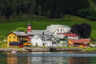 Huizen en kerk in Fjærland in Noorwegen van Rico Ködder thumbnail