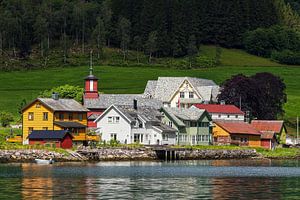 Häuser und Kirche in Fjærland in Norwegen