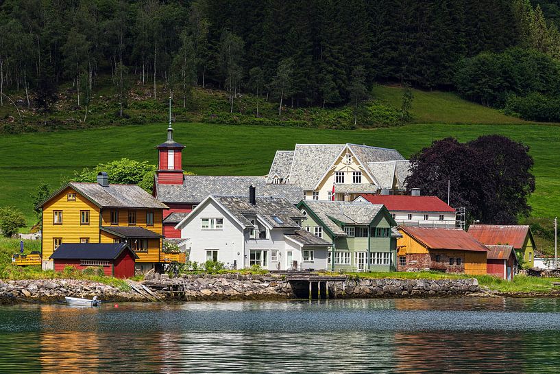 Huizen en kerk in Fjærland in Noorwegen van Rico Ködder