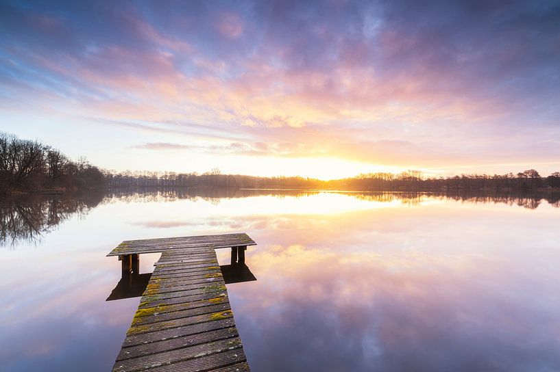 Jetée au coucher du soleil (Pays-Bas) par Marcel Kerdijk