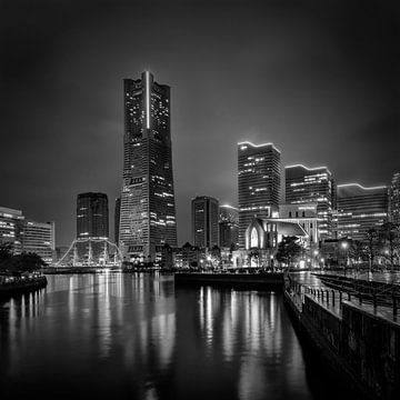 Fascinerende skyline van Yokohama bij nacht | monochroom van Melanie Viola