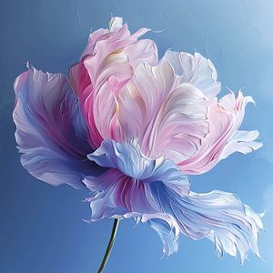 Zarte Pastellblume vor einem ruhigen blauen Hintergrund